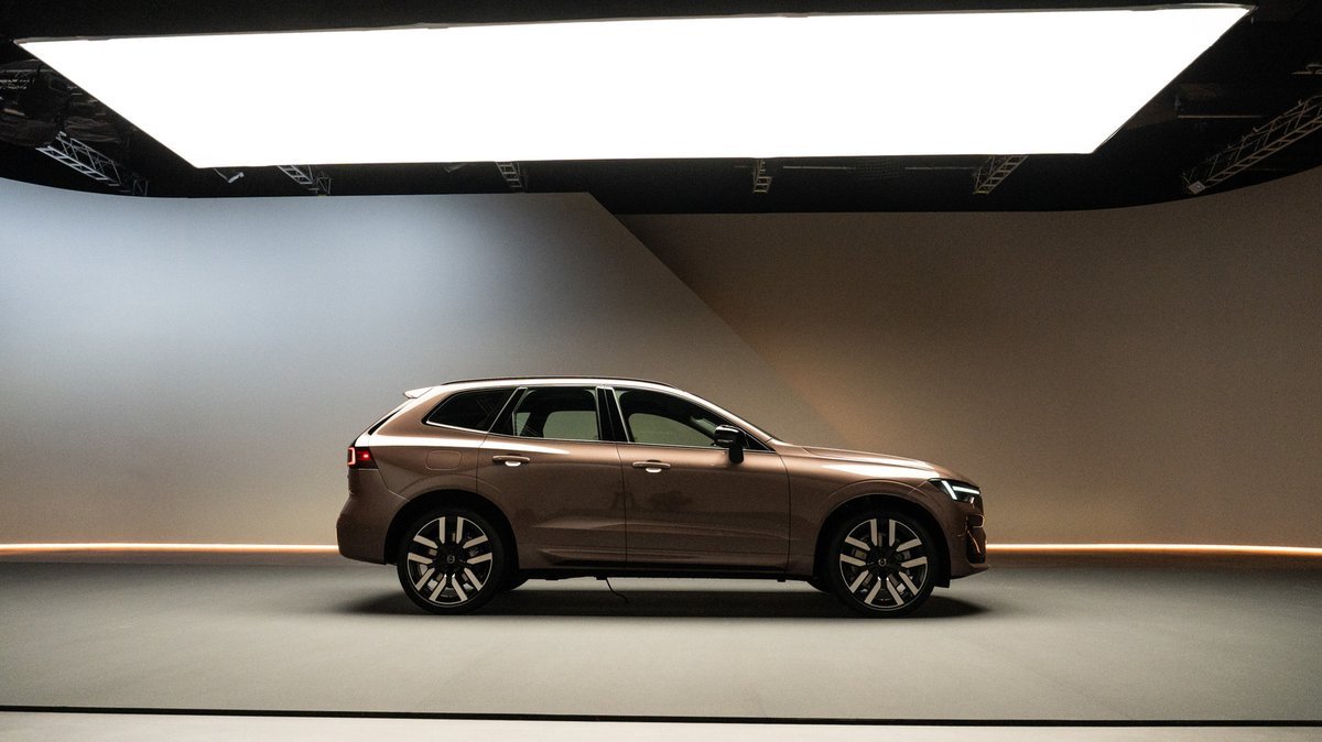 Volvo's 2028 XC60 and XC90 plug-in hybrids double their